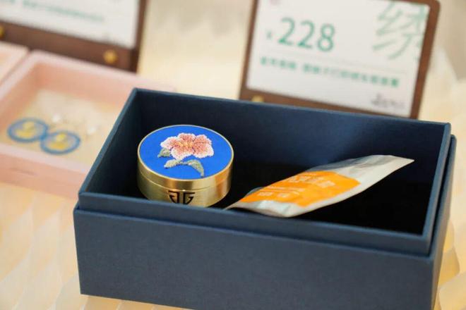 家开在4S店里的宝藏店铺藏不住啦！开元棋牌非遗“驶入”生活新空间！这(图3)